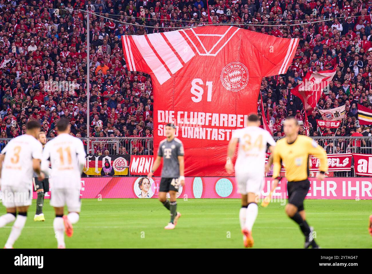 Les fans du FCB manifestent pour les couleurs traditionnelles rouge-blanc des maillots dans le match FC BAYERN MUENCHEN - BAYER 04 LEVERKUSEN 1-1 le 28 septembre 2024 à Munich, Allemagne. Saison 2024/2025, 1.Bundesliga, FCB,, München, journée 5, 5.Spieltag photographe : Peter Schatz - LA RÉGLEMENTATION DFL INTERDIT TOUTE UTILISATION DE PHOTOGRAPHIES comme SÉQUENCES D'IMAGES et/ou QUASI-VIDÉO - Banque D'Images