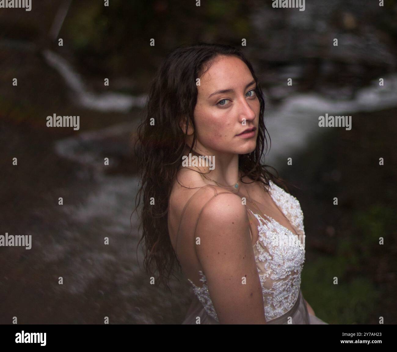 Fille dansant en robe longue dans les bois Banque D'Images