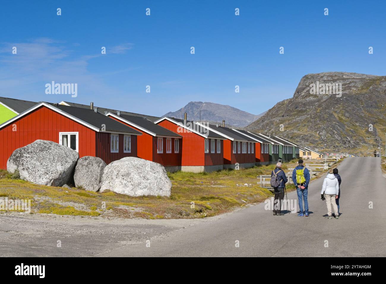 Nanortalik, Groenland - 27 août 2024 : passagers d'un bateau de croisière en visite passant devant des maisons dans la petite ville de Nanortalik Banque D'Images