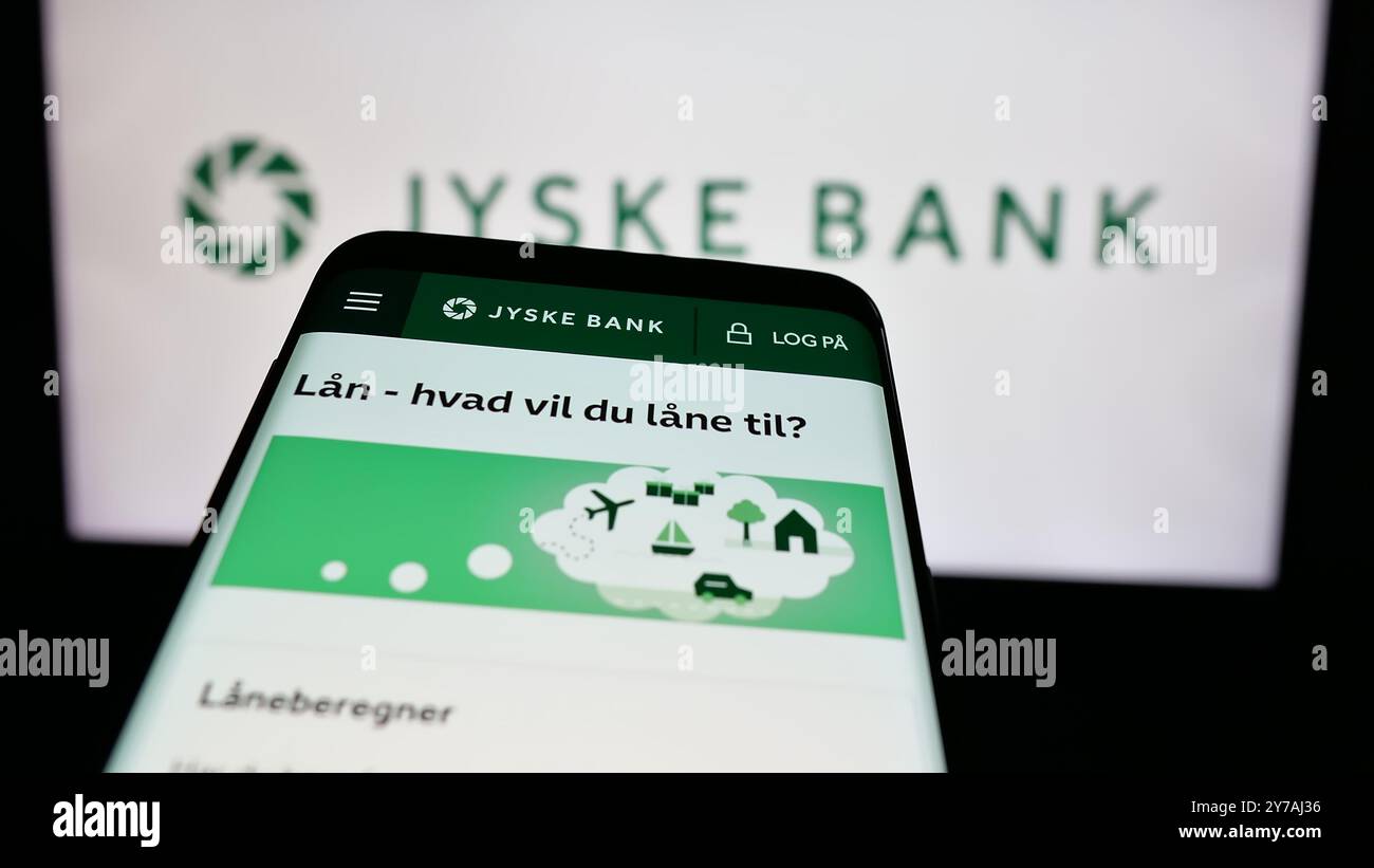 Smartphone avec le site Web de la société financière danoise Jyske Bank COMME sur l'écran devant le logo de l'entreprise. Concentrez-vous sur le coin supérieur gauche de l'écran du téléphone. Banque D'Images