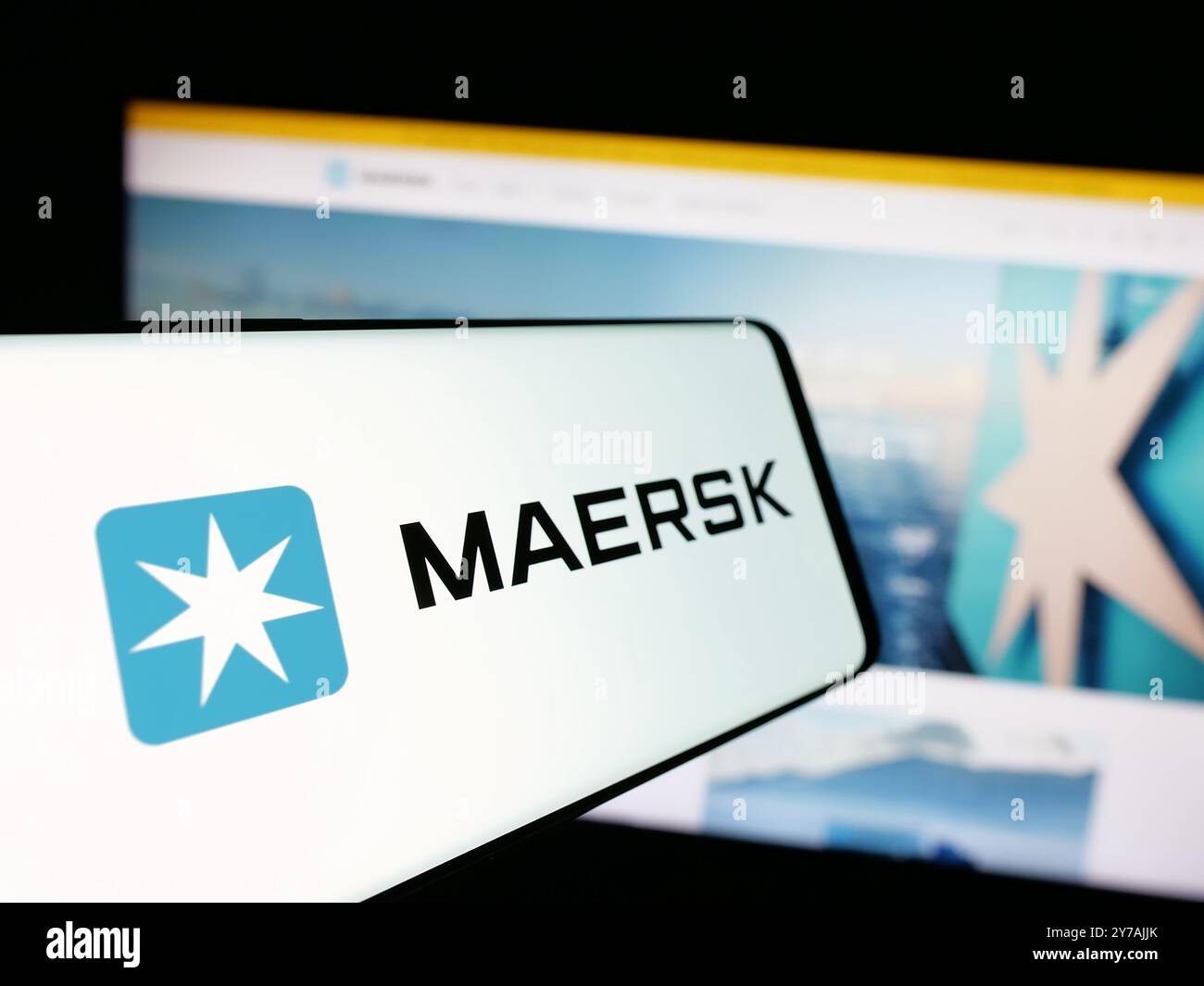 Téléphone portable avec logo de la compagnie maritime danoise A.P. Moller - Maersk COMME sur l'écran en face du site Web. Mettez l'accent sur le centre-gauche de l'écran du téléphone. Banque D'Images