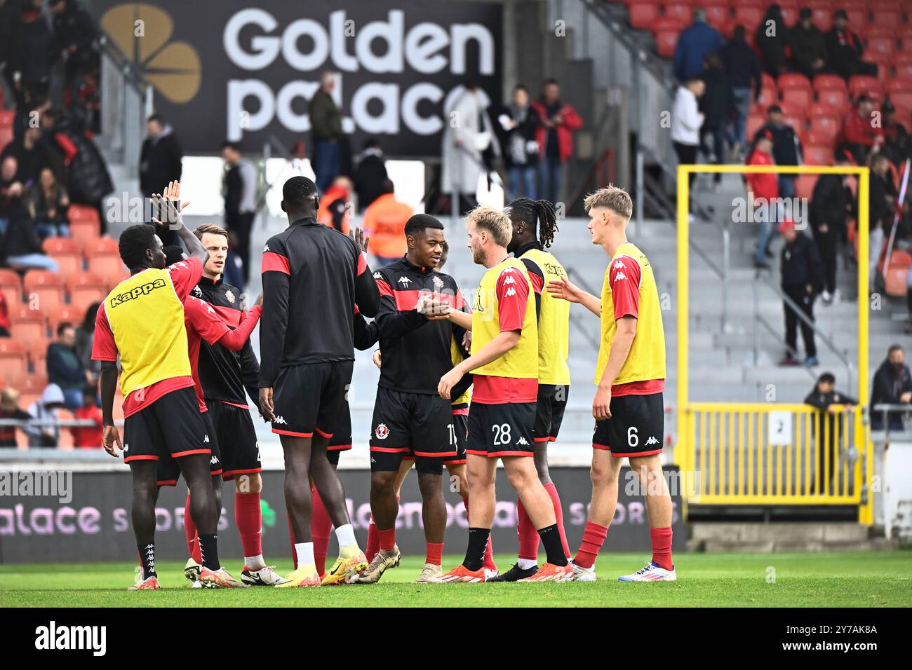 Seraing, Belgique. 29 septembre 2024. Les joueurs de Seraing photographiés avant un match de football entre le RFC Seraing et le RFC Liège, dimanche 29 septembre 2024 à Seraing, le jour 6 de la deuxième division 2024-2025 'Challenger Pro League' 1B du championnat belge. BELGA PHOTO JOHAN Eyckens crédit : Belga News Agency/Alamy Live News Banque D'Images