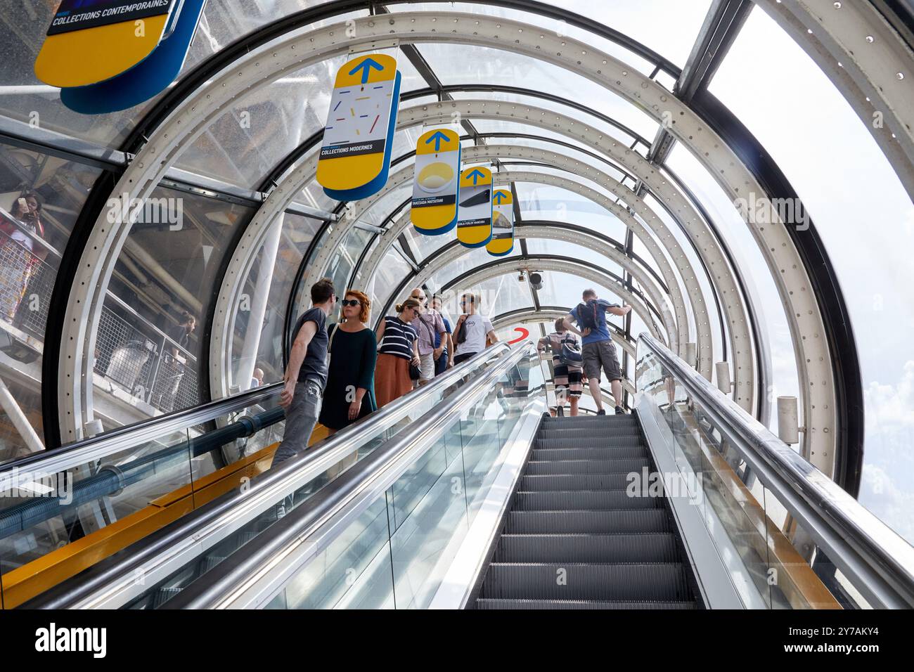 Les gens dans les escaliers du musée, le Centre Pompidou, Paris, France, Europe Banque D'Images