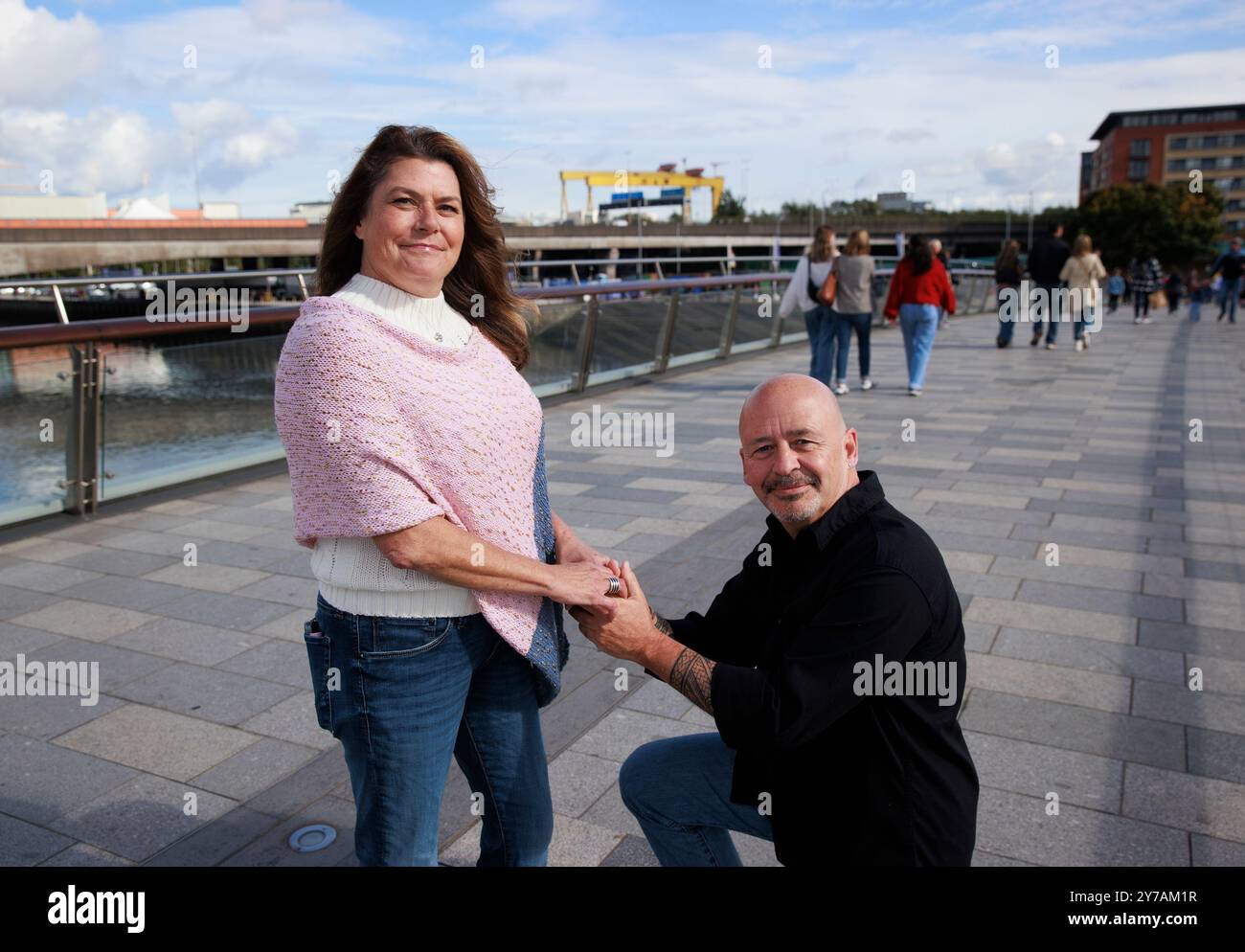 Angela Harsanyi et Gian Perroni qui ont trouvé l'amour l'un avec l'autre après avoir été coincés à Belfast ces quatre derniers mois dans le retard du départ du bateau de croisière Villa vie Odyssey, recréent la proposition de Gian sur le Lagan Weir près de l'endroit où Gian a proposé à Angie plus tôt ce mois-ci. Date de la photo : samedi 28 septembre 2024. Banque D'Images