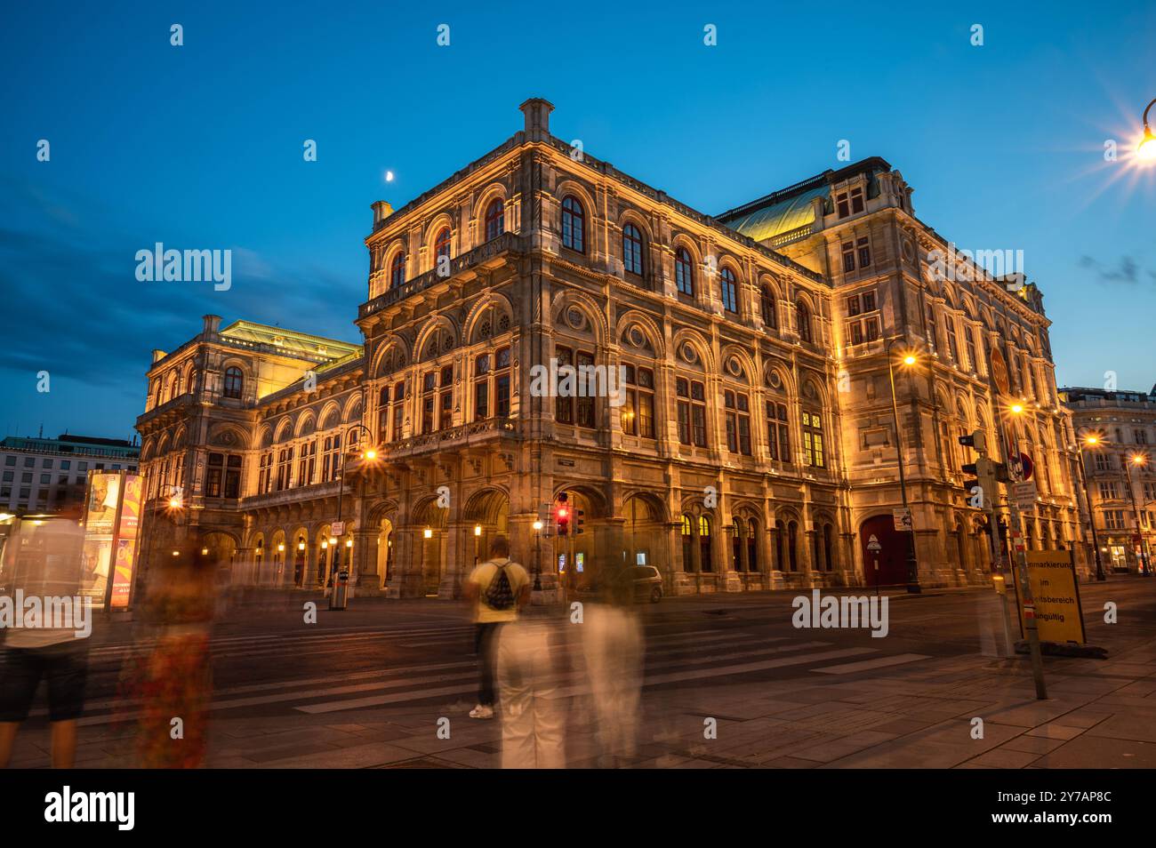 Opéra d'État de Vienne la nuit, Vienne, Autriche. Façade du bâtiment de l'opéra de Wien la nuit et sentiers de circulation. Banque D'Images