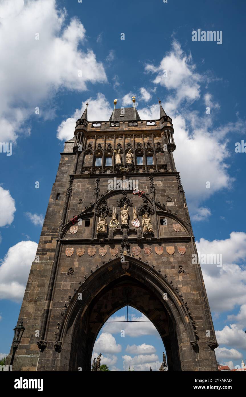 À la porte du Pont Charles Château de Prague et de la rivière Vltava Prague République tchèque. Paysage pittoresque avec coucher de soleil vieilles maisons de ville avec tegular rouge Banque D'Images