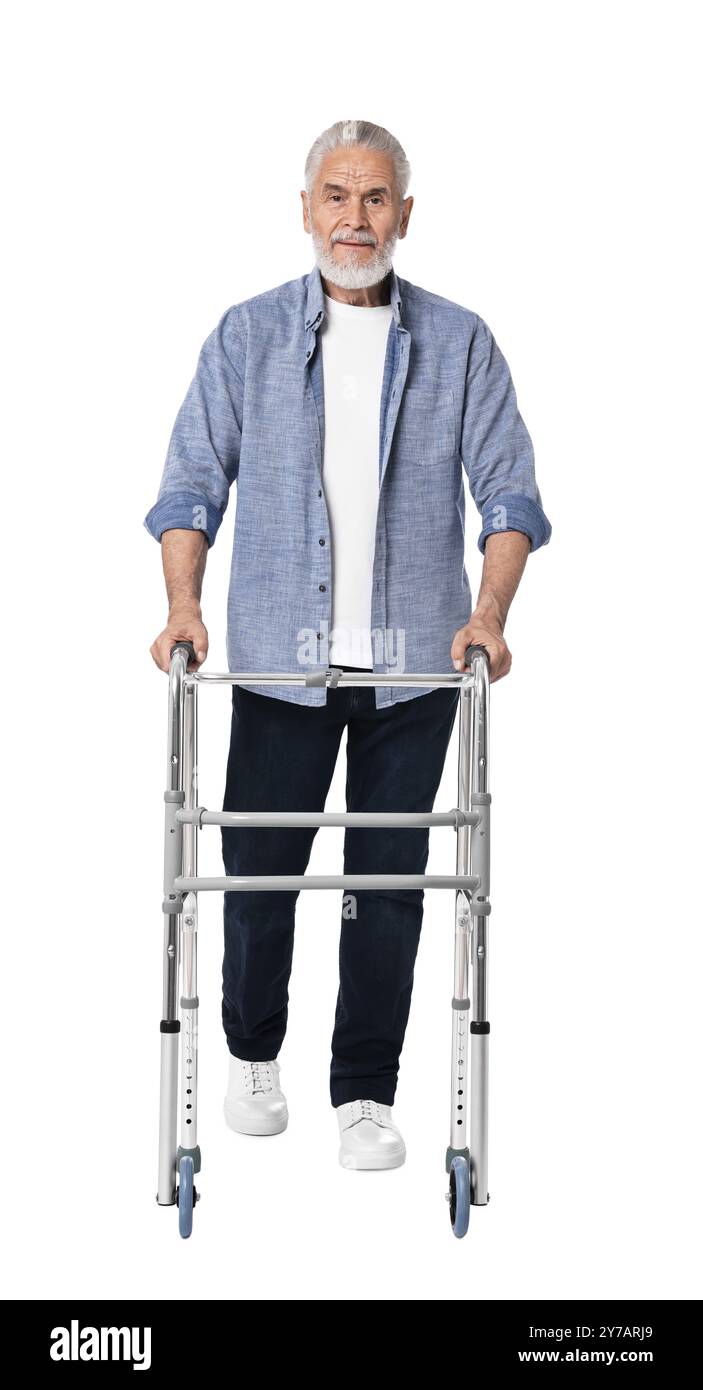 Homme senior utilisant le cadre de marche sur fond blanc Banque D'Images
