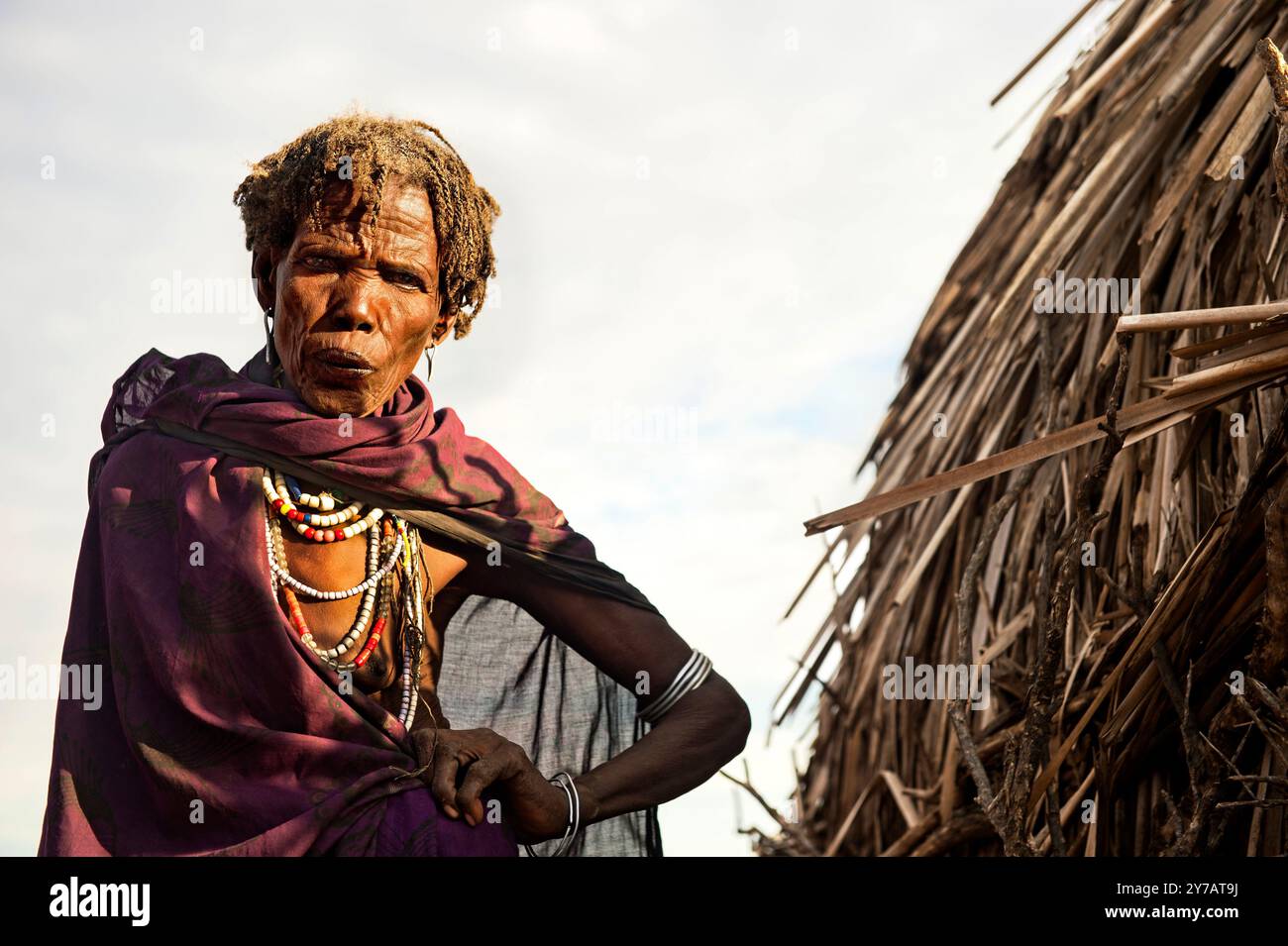 Vieille femme du groupe ethnique Arbore portant des colliers de perles colorées et des bracelets en métal, vallée du sud de l'Omo, Ethiopie Banque D'Images