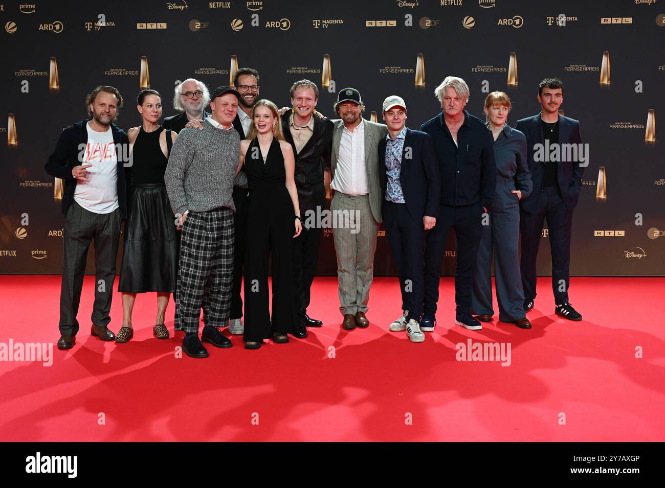 Gruppenbild Filmcrew und Rergisseur Detlef Buck 3.v.r. kommt zur Gala und Verleihung des Deutschen Fernsehpreis à Köln. *** Photo de groupe de l'équipe de tournage et réalisateur Detlef Buck 3 f R arrive au gala et à la cérémonie du Prix de la télévision allemande à Cologne Banque D'Images