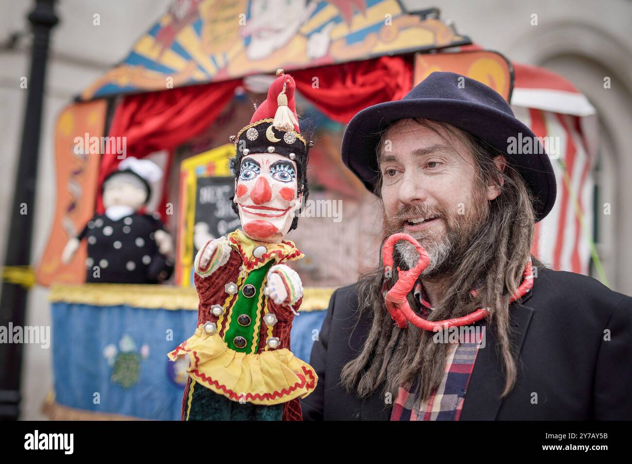 Londres, Royaume-Uni. 29 septembre 2024. Punch and Judy show se produit au Pearly Kings et Queens Costermongers Harvest Festival à Guildhall Yard. Les Pearlies sont rejoints par divers maires, dignitaires et retraités de Chelsea pour une célébration animée pour marquer le changement des saisons. Crédit : Guy Corbishley/Alamy Live News Banque D'Images