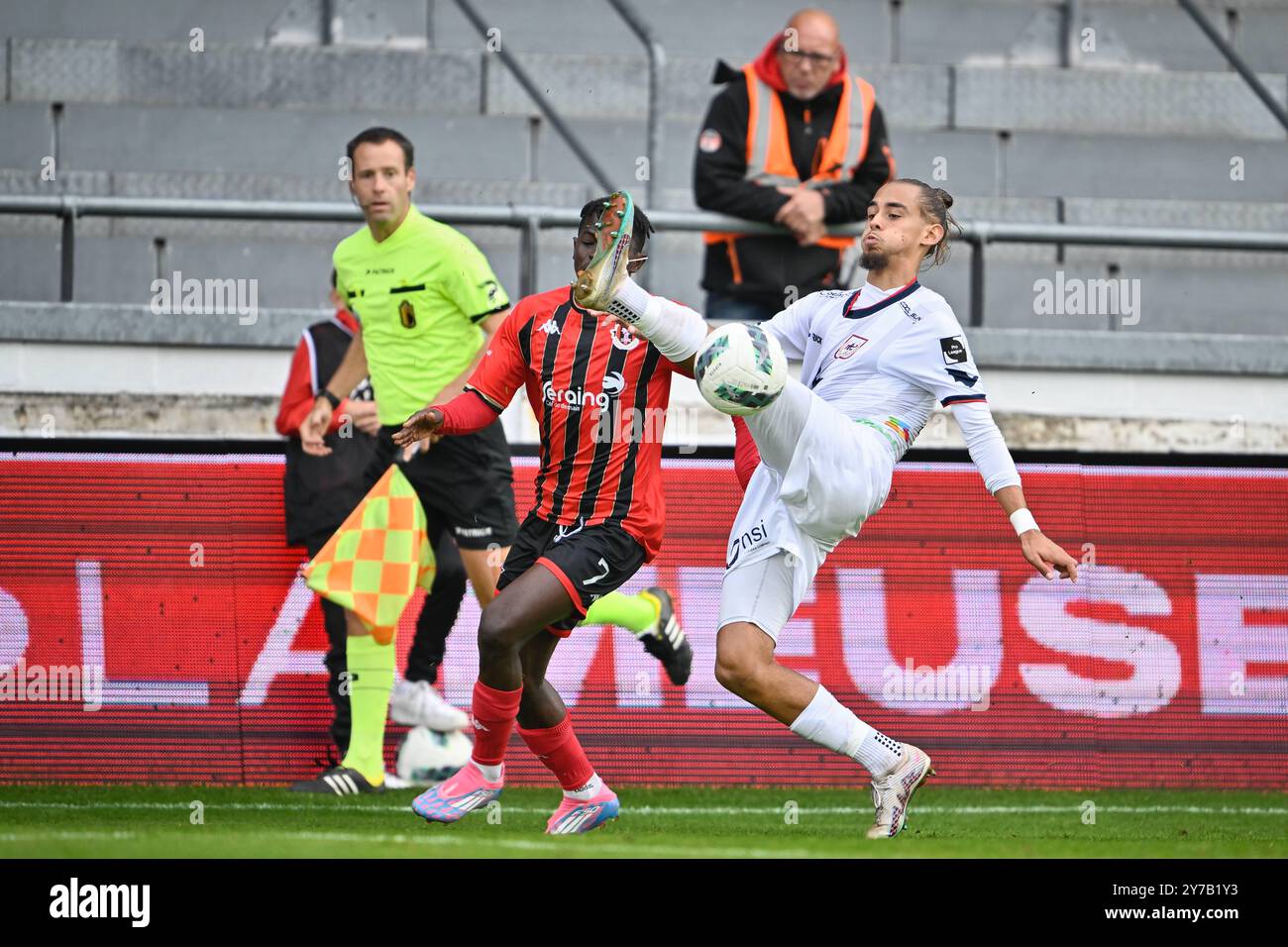 Seraing, Belgique. 29 septembre 2024. Mohamed Camara de Seraing et Lucca Lucker de Liège se battent pour le ballon lors d'un match de football entre le RFC Seraing et le RFC Liège, dimanche 29 septembre 2024 à Seraing, le jour 6 de la deuxième division 2024-2025 'Challenger Pro League' 1B du championnat belge. BELGA PHOTO JOHAN Eyckens crédit : Belga News Agency/Alamy Live News Banque D'Images