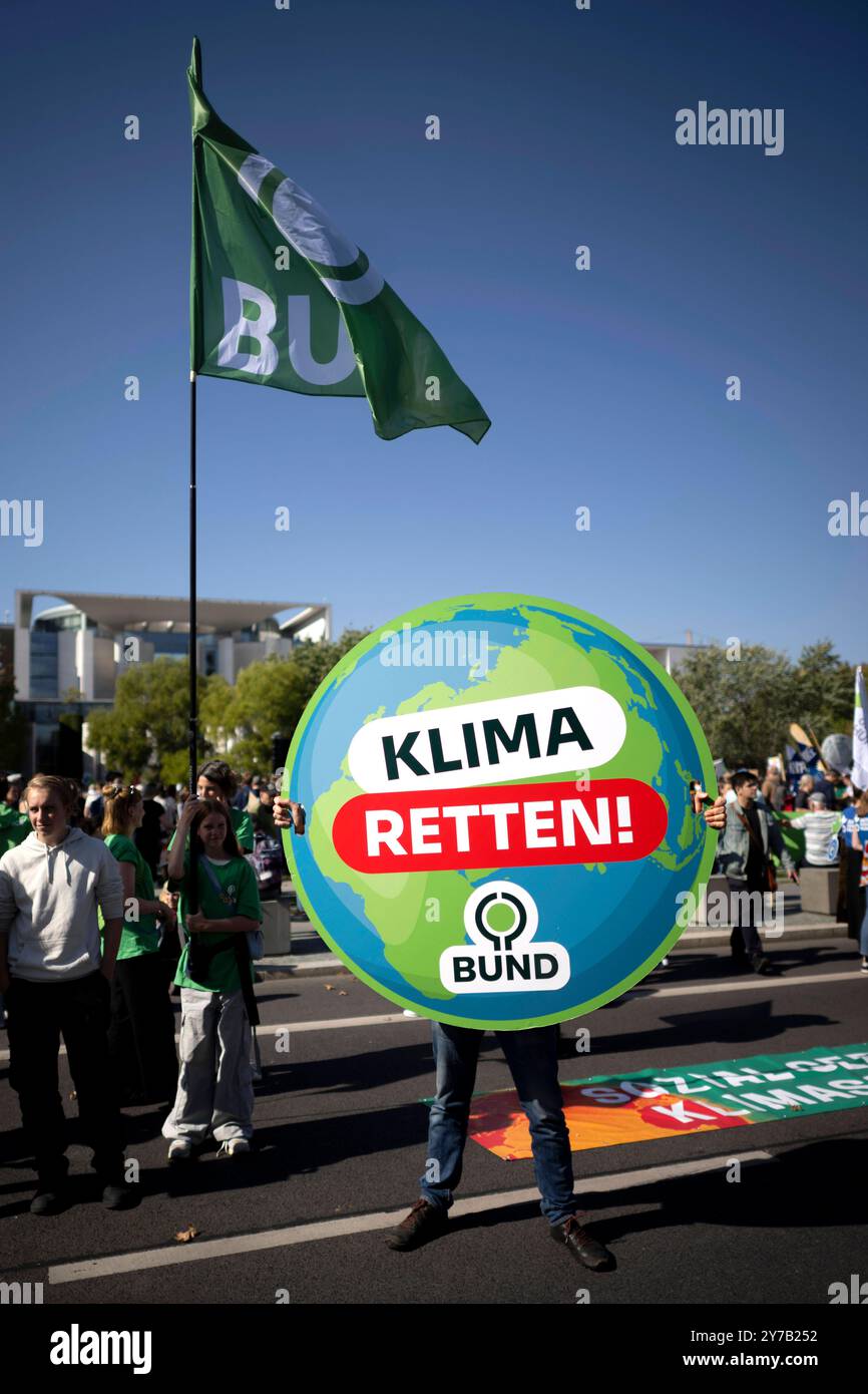 Fridays for future, Klimastreik DEU, Deutschland, Allemagne, Berlin, 20.09.2024 Demonstranten der Fridays for future Bewegung mit Schild Klima retten BUND auf der Kundgebung und Demonstration von Schuelerinnen und Schueler der weltweiten Bewegung FridaysForFuture FFF unter dem motto NowForFuture Eure Symbolpolitik kostet uns die Zukunft und Klimakrise ist in Berlin tschland . Die Demonstranten streiken fuer einen radikalen Wandel der Klimapolitik, den Klimaschutz, der Einhaltung des 1,5-Grad-Ziels, Ausstieg aus der Kohlepolitik en : les manifestants du mouvement des vendredis pour l'avenir avec si Banque D'Images