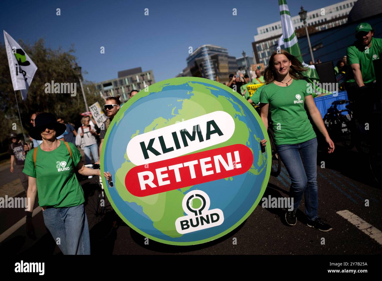 Fridays for future, Klimastreik DEU, Deutschland, Allemagne, Berlin, 20.09.2024 Demonstranten der Fridays for future Bewegung mit Schild Klima retten BUND auf der Kundgebung und Demonstration von Schuelerinnen und Schueler der weltweiten Bewegung FridaysForFuture FFF unter dem motto NowForFuture Eure Symbolpolitik kostet uns die Zukunft und Klimakrise ist in Berlin tschland . Die Demonstranten streiken fuer einen radikalen Wandel der Klimapolitik, den Klimaschutz, der Einhaltung des 1,5-Grad-Ziels, Ausstieg aus der Kohlepolitik en : les manifestants du mouvement des vendredis pour l'avenir avec si Banque D'Images