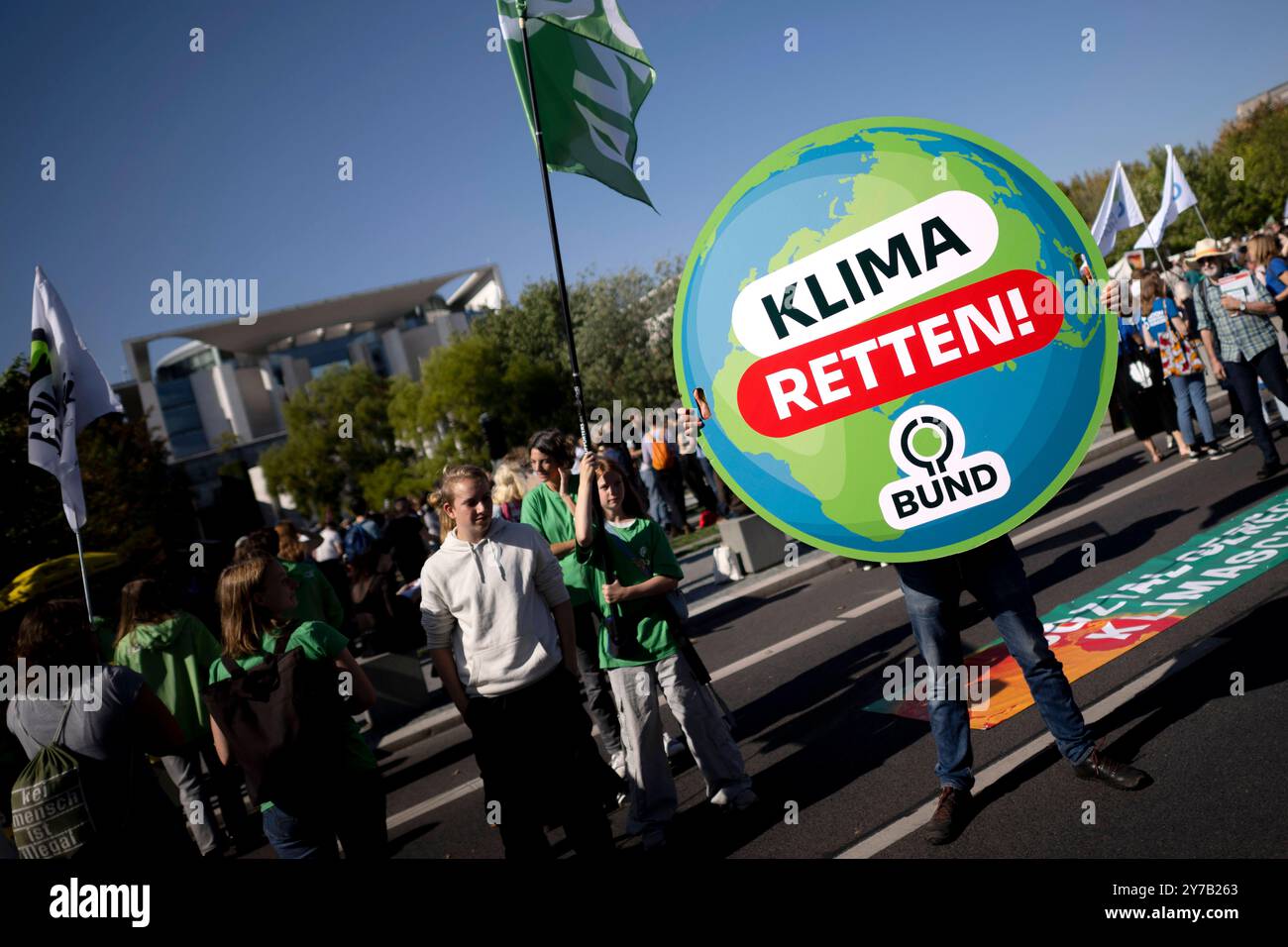 Fridays for future, Klimastreik DEU, Deutschland, Allemagne, Berlin, 20.09.2024 Demonstranten der Fridays for future Bewegung mit Schild Klima retten BUND auf der Kundgebung und Demonstration von Schuelerinnen und Schueler der weltweiten Bewegung FridaysForFuture FFF unter dem motto NowForFuture Eure Symbolpolitik kostet uns die Zukunft und Klimakrise ist in Berlin tschland . Die Demonstranten streiken fuer einen radikalen Wandel der Klimapolitik, den Klimaschutz, der Einhaltung des 1,5-Grad-Ziels, Ausstieg aus der Kohlepolitik en : les manifestants du mouvement des vendredis pour l'avenir avec si Banque D'Images