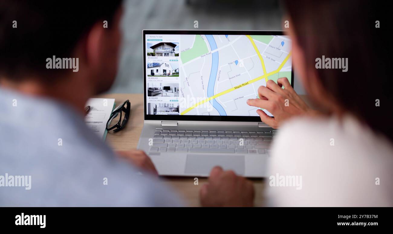 Couple famille recherche Immobilier en ligne sur ordinateur portable Banque D'Images