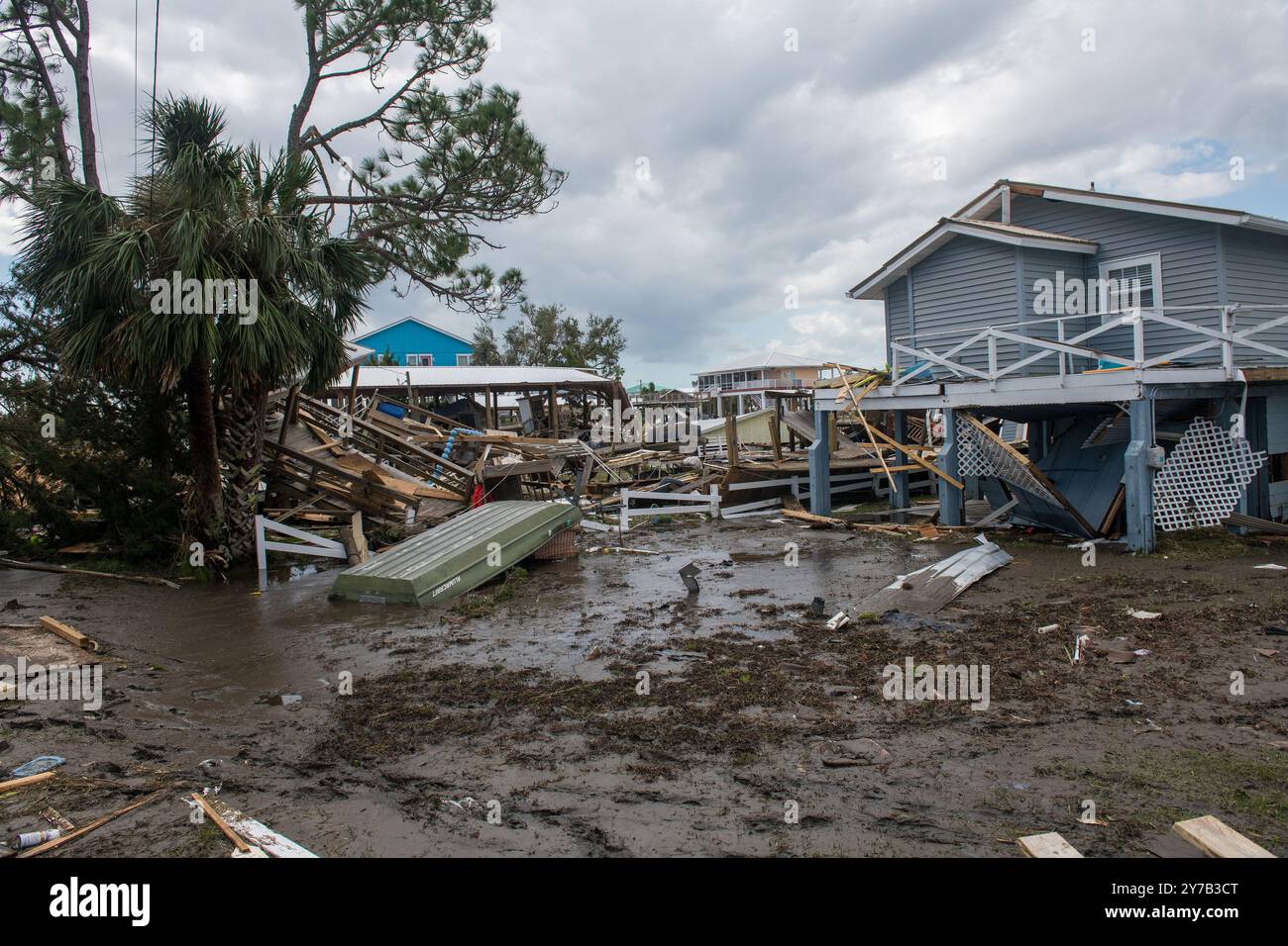 Keaton Beach, États-Unis. 27 septembre 2024. Des aviateurs américains affectés au 202nd Rapid Engineer Deployable Heavy Operational Repair Squadron Engineers (RED HORSE) Squadron, Florida Air National Guard, Clear Roads à Keaton Beach, Floride, le vendredi 27 septembre 2024, après l'arrivée de l'ouragan Helene. En date de samedi soir, 975 000 clients des services publics en Caroline du Sud, 605,000 en Caroline du Nord, 677 000 en Géorgie et 289 000 en Floride sont restés sans électricité. Photo du sergent d'état-major Jacob Hancock/U.S. Garde nationale aérienne/UPI crédit : UPI/Alamy Live News Banque D'Images
