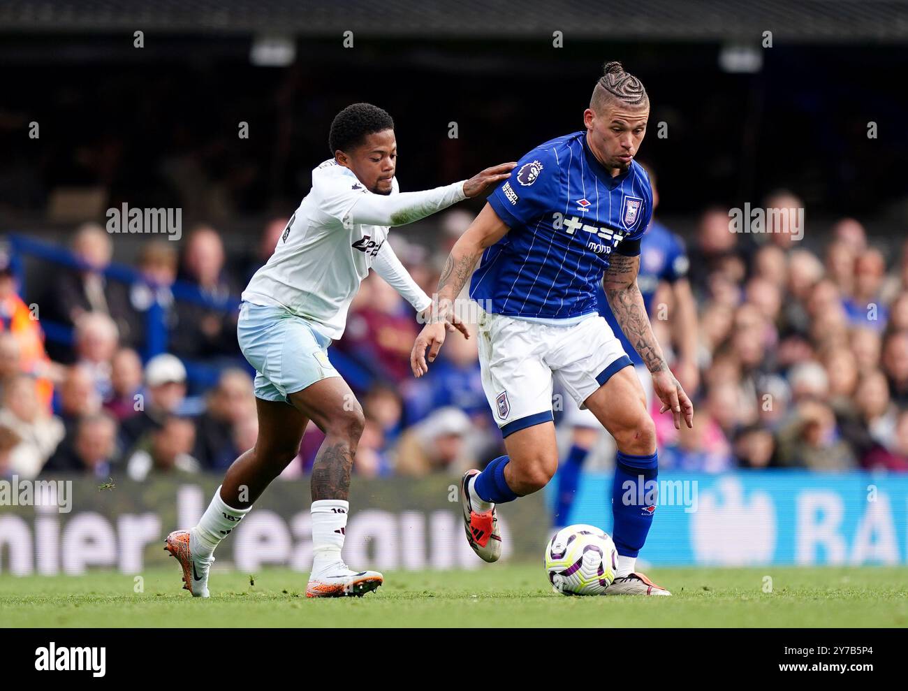 Leon Bailey d'Aston Villa (à gauche) et Kalvin Phillips d'Ipswich Town s'affrontent pour le ballon lors du match de premier League à Portman Road, Ipswich. Date de la photo : dimanche 29 septembre 2024. Banque D'Images