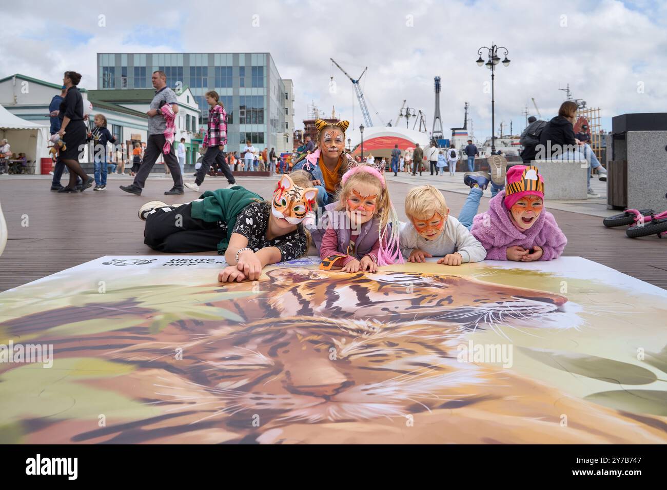 Vladivostok, Russie. 29 septembre 2024. Les enfants complètent un puzzle de tigre lors de l'événement 'Tiger Day' à Vladivostok, Russie, le 29 septembre 2024. Depuis l'année 2000, le dernier dimanche de septembre est le 'jour du tigre' en Russie. Dimanche, la ville de Vladivostok a accueilli une variété d'événements colorés pour promouvoir la sensibilisation à la protection des tigres et autres animaux sauvages. Crédit : Guo Feizhou/Xinhua/Alamy Live News Banque D'Images