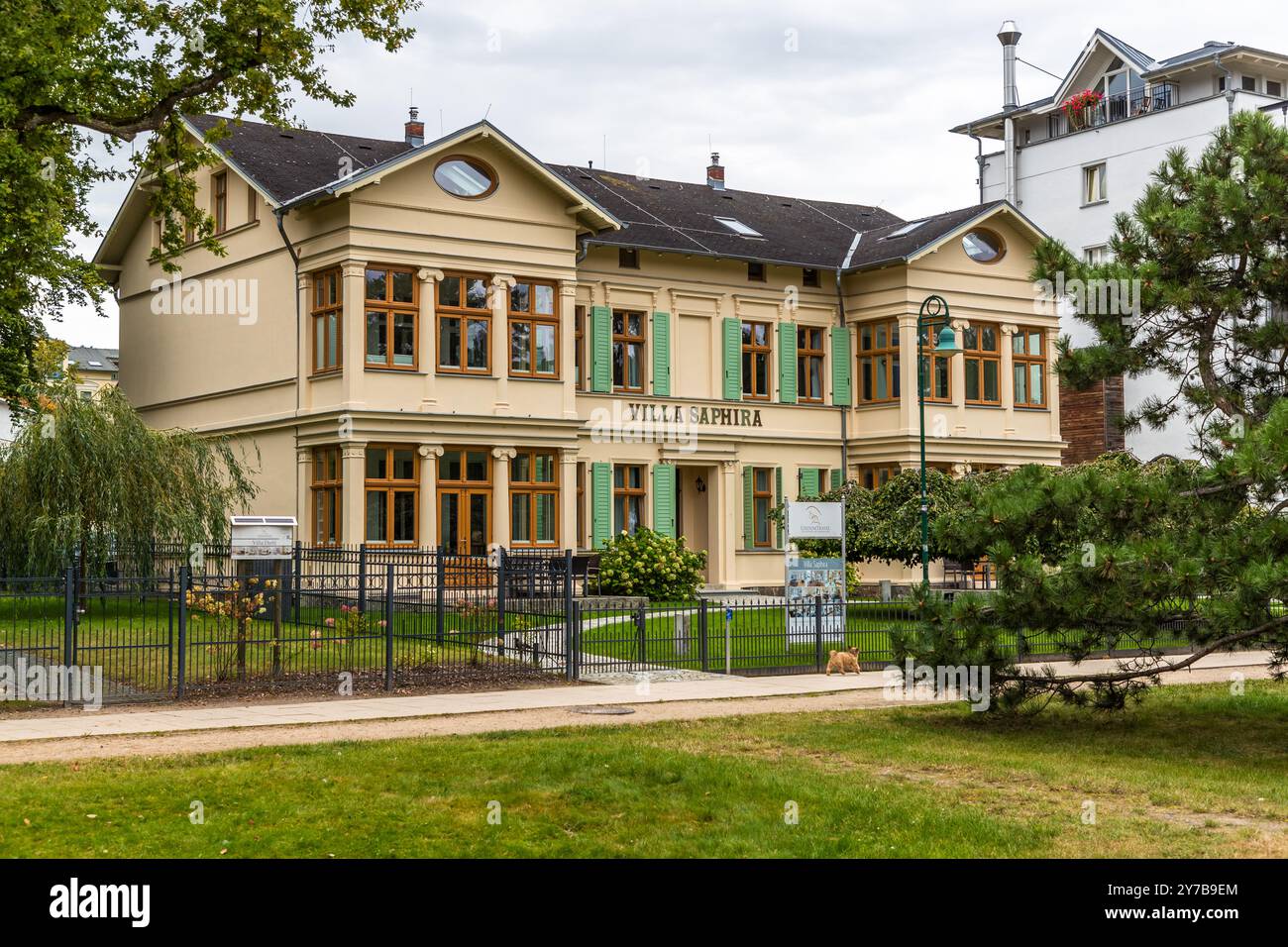 La villa Villa Saphira, peinte en crème avec des volets verts, se dresse sur la promenade Europa sur l'île d'Usedom, son nom figurant au-dessus de l'entrée. Heringsdorf, Mecklembourg-Poméranie-Occidentale, Allemagne. Banque D'Images