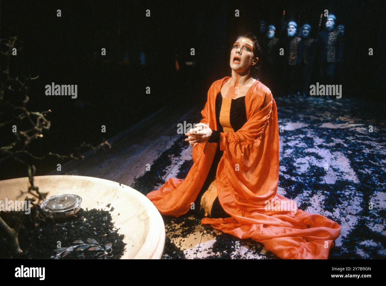 Linda Marlowe (Jocasta) dans OEDIPUS Tyrannos de Sophocles au Swan Theatre, Royal Shakespeare Company (RSC), Stratford-upon-Avon, Angleterre 25/10/1991 partie i des THEBANS dans une nouvelle traduction de Timberlake Wertenbaker design : Ultz éclairage : Alan Burrett mouvement : Sue Lefton réalisateur : Adrian Noble Banque D'Images