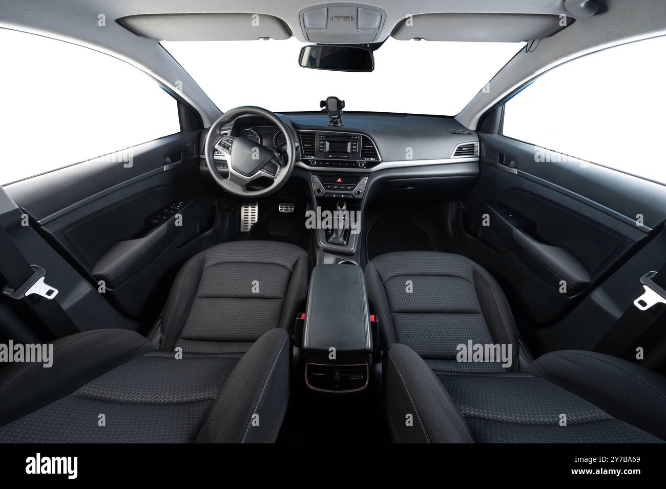 Cockpit de conducteur de voiture moderne avec sièges en textile et fenêtres isolées Banque D'Images