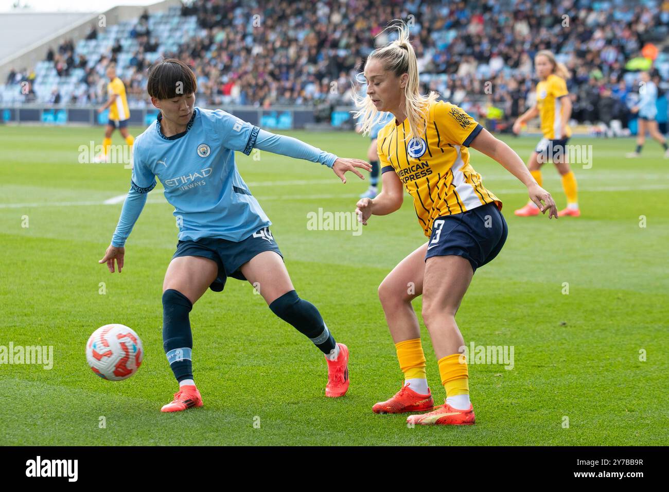 Manchester le dimanche 29 septembre 2024. Poppy Pattinson #3 de Brighton & Hove Albion W.F.C. défié par Aoba Fujino #20 de Manchester City W.F.C. lors du match de Super League féminine Barclays FA entre Manchester City et Brighton et Hove Albion au joie Stadium de Manchester le dimanche 29 septembre 2024. (Photo : Mike Morese | mi News) crédit : MI News & Sport /Alamy Live News Banque D'Images