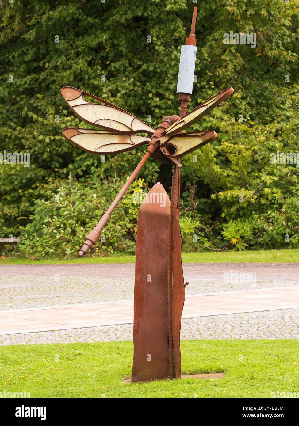 Dragonfly sur Bullrush sculpture au jardin botanique national du pays de Galles, Chris Crane sculpteur utilisant des déchets recyclés Banque D'Images