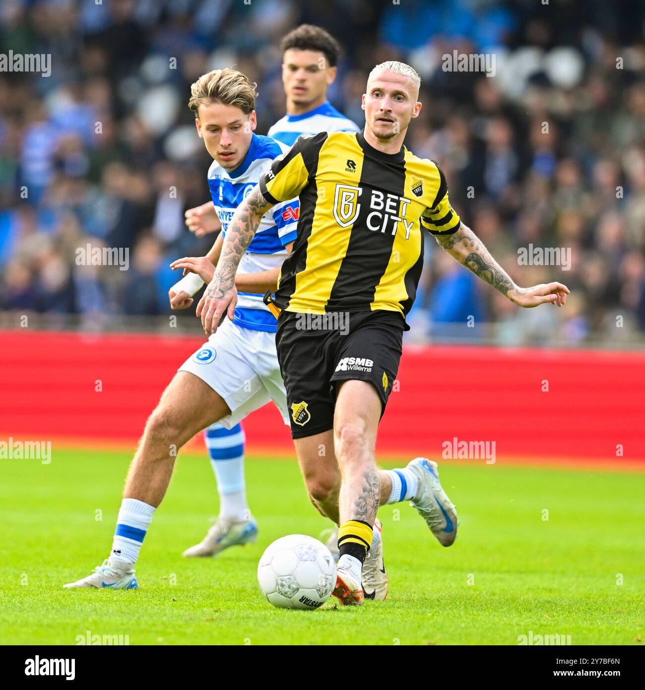 Doetinchem, pays-Bas. 29 septembre 2024. DOETINCHEM, 29-09-2024, stade de Vijverberg, Dutch Keukenkampioen divisie, saison 2024-2025. De Graafschap - vitesse. Le joueur de vitesse Alexander Buttner poursuivi par le joueur de Graafschap Jesse van de Haar lors du match de Graafschap - vitesse crédit : Pro Shots/Alamy Live News Banque D'Images