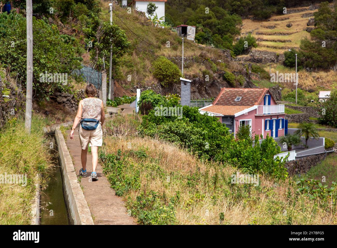 Marcher le long de la Levada dos Maroços a Levada sur l'île portugaise de Madère entre la deuxième plus grande ville de l'île Machico et Marocos Banque D'Images