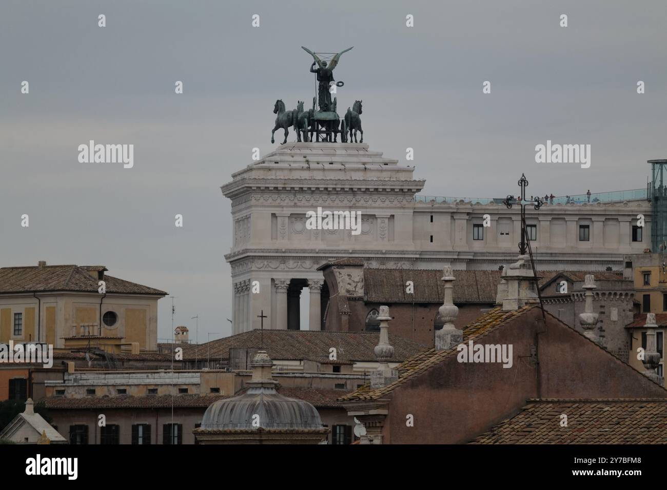 L'emblématique bâtiment du gâteau de mariage de Rome, surnom populaire d'Altare Della Patria (Altare Della Patria) avec des statues de Victor Emmanuel II Banque D'Images