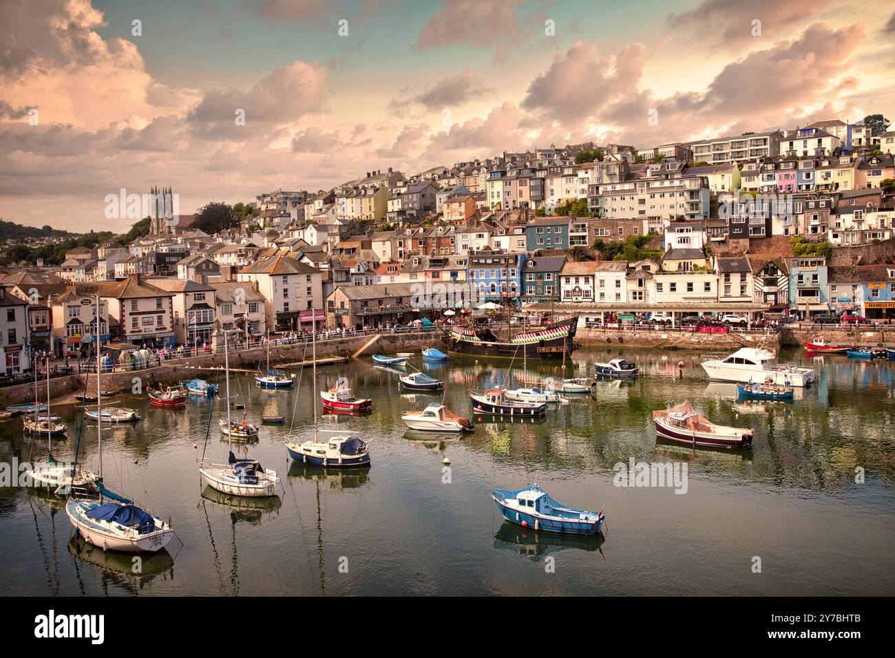 GB - DEVON : scène portuaire de Brixham par Edmund Nagele FRPS Banque D'Images