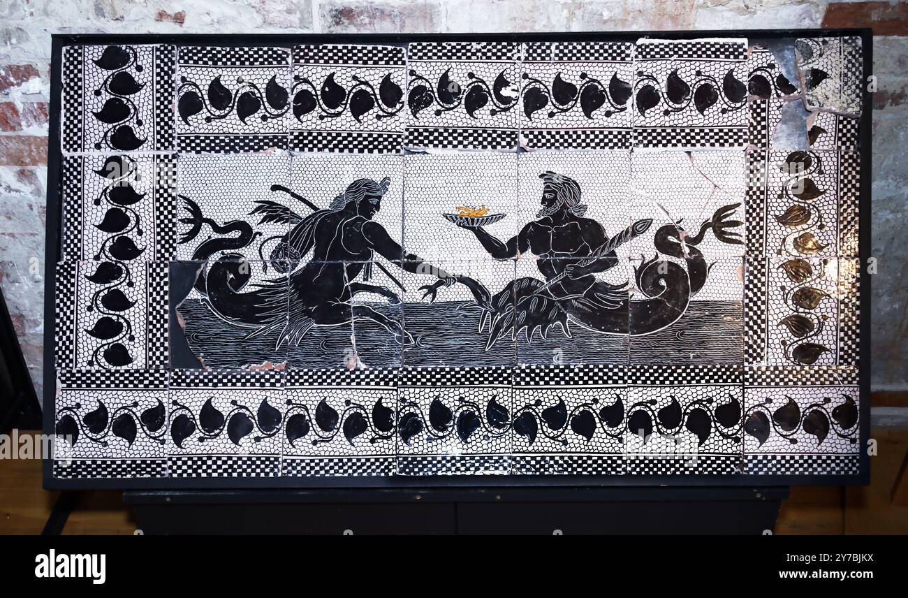 Carreaux de sol en céramique représentant le Merman Triton Dieu grec de la mer, faisant une offrande à Un Ichthyocentaure, Highcliffe Castle, Royaume-Uni Banque D'Images
