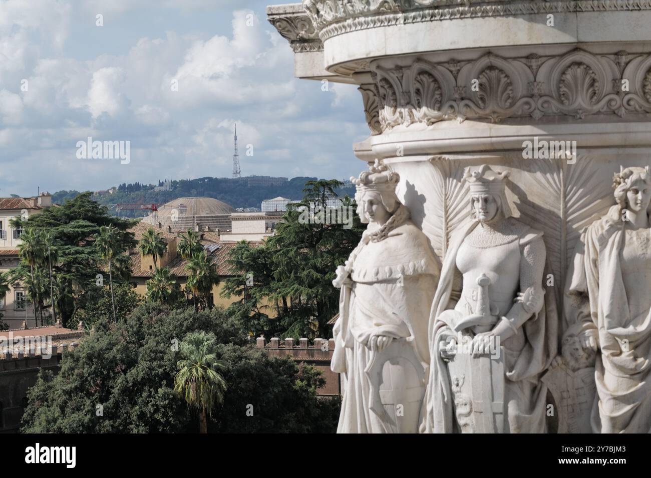 L'emblématique bâtiment du gâteau de mariage de Rome, surnom populaire d'Altare Della Patria (Altare Della Patria) avec des statues de Victor Emmanuel II Banque D'Images