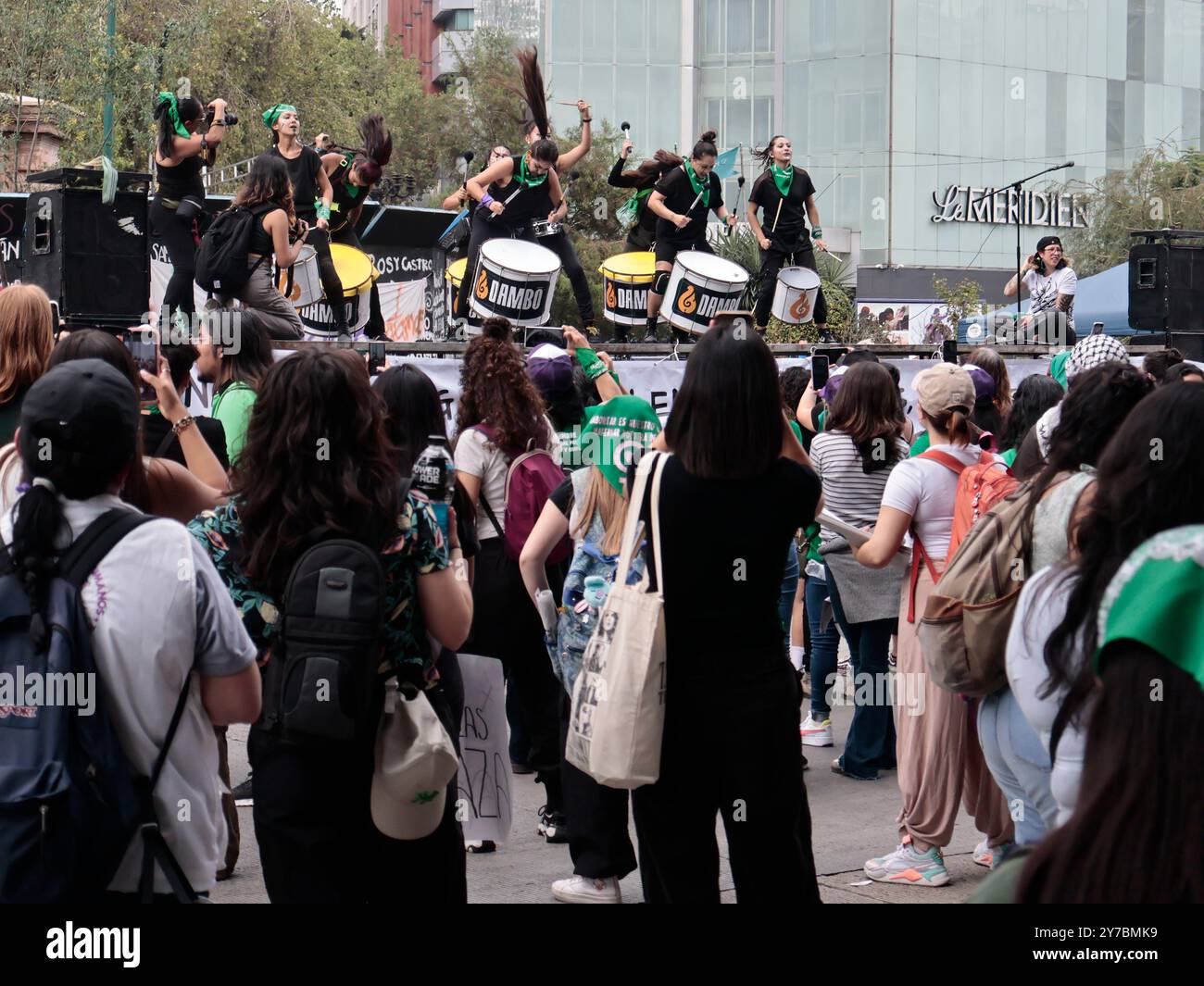 Mexico, Mexique. 28 septembre 2024. Un petit groupe de féministes est descendu dans les rues du CDMX à l'occasion du #28S pour exprimer son soutien à l'avortement légal, sûr et gratuit dans tout le pays et pour qu'il ne soit pas criminalisé ; des femmes policières du groupe Athenea ont surveillé pacifiquement les manifestants qui criaient des slogans et faisaient des graffitis le 28 septembre 2024 à Mexico, au Mexique. (Photo de Josue Perez/Sipa USA) crédit : Sipa USA/Alamy Live News Banque D'Images