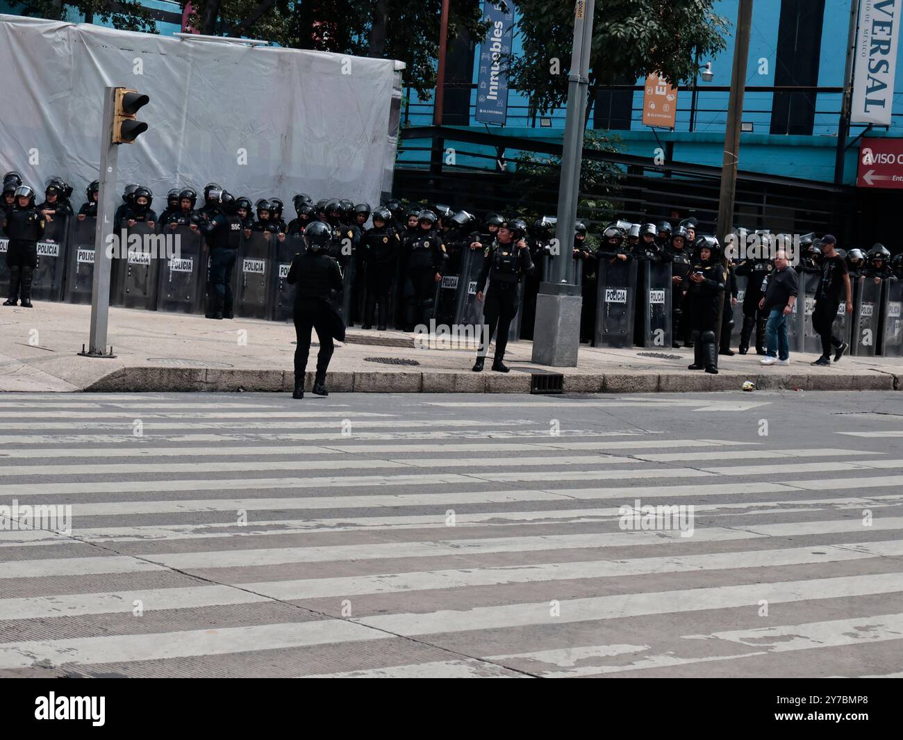 Mexico, Mexique. 28 septembre 2024. Un petit groupe de féministes est descendu dans les rues du CDMX à l'occasion du #28S pour exprimer son soutien à l'avortement légal, sûr et gratuit dans tout le pays et pour qu'il ne soit pas criminalisé ; des femmes policières du groupe Athenea ont surveillé pacifiquement les manifestants qui criaient des slogans et faisaient des graffitis le 28 septembre 2024 à Mexico, au Mexique. (Photo de Josue Perez/Sipa USA) crédit : Sipa USA/Alamy Live News Banque D'Images