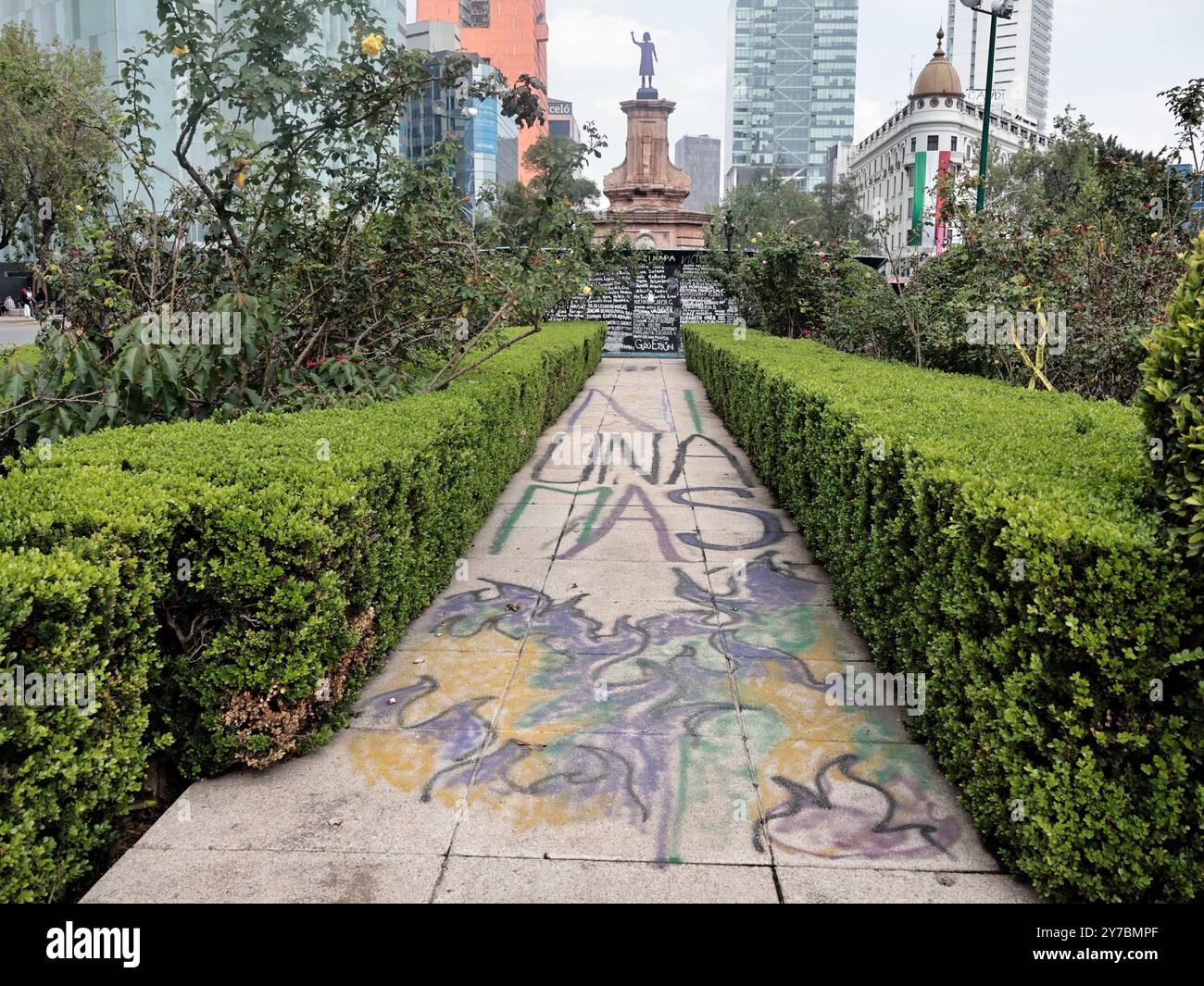 Mexico, Mexique. 28 septembre 2024. Un petit groupe de féministes est descendu dans les rues du CDMX à l'occasion du #28S pour exprimer son soutien à l'avortement légal, sûr et gratuit dans tout le pays et pour qu'il ne soit pas criminalisé ; des femmes policières du groupe Athenea ont surveillé pacifiquement les manifestants qui criaient des slogans et faisaient des graffitis le 28 septembre 2024 à Mexico, au Mexique. (Photo de Josue Perez/Sipa USA) crédit : Sipa USA/Alamy Live News Banque D'Images