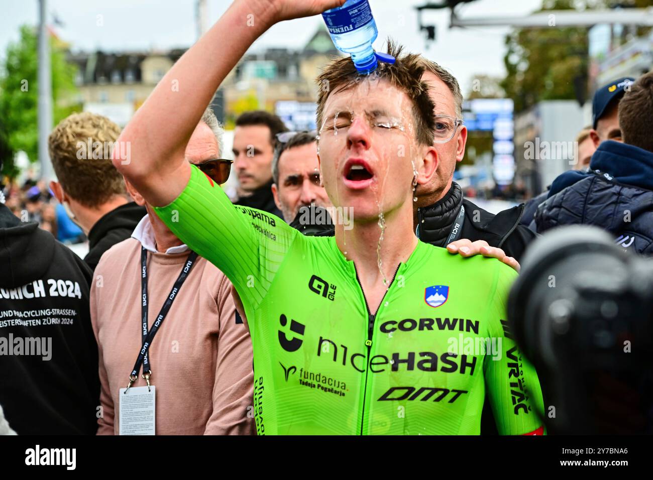 POGACAR Tadej (Slovénie, Slowenien) gewinnt Straßen-WM/Weltmeisterschaft/Weltmeister Men Elite Road Race BEI den UCI Road World Championships/UCI-Straßen- und para-Cycling-Straßenweltmeisterschaften 2024 Am Sonntag, den 29. Septembre 2024, à Zürich, Schweiz. Die Radsport Wm findet vom 21. bis 29. Septembre 2024 um und in Zürich im Rahmen der 2024 UCI Road and para-cycling Road World Championships statt. Banque D'Images