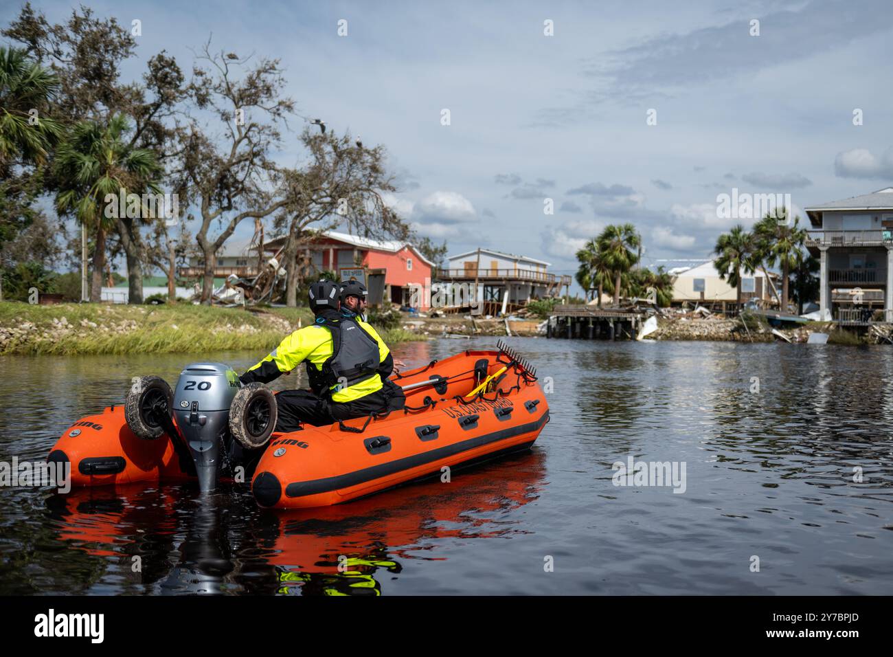 Keaton Beach, États-Unis. 28 septembre 2024. U. Le personnel de la Garde côtière de l’équipe de grève du Golfe effectue des recherches et des sauvetages urbains à la suite de l’ouragan Helene, le 28 septembre 2024, à Keaton Beach, en Floride. Keaton Beach a été le plus durement touché par la tempête massive de catégorie 4, détruisant environ 90 % des maisons et des propriétés. Crédit : PO3 Jaiden Hartley/US Coast Guard/Alamy Live News Banque D'Images