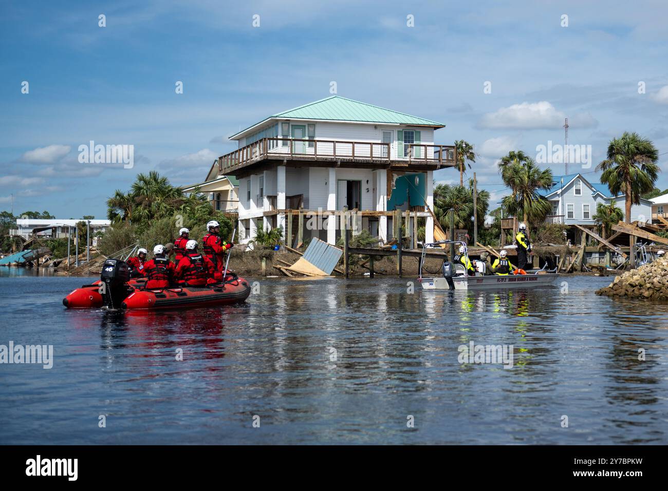 Keaton Beach, États-Unis. 28 septembre 2024. U. Le personnel de la Garde côtière de l’équipe de grève du Golfe effectue des recherches et des sauvetages urbains à la suite de l’ouragan Helene, le 28 septembre 2024, à Keaton Beach, en Floride. Keaton Beach a été le plus durement touché par la tempête massive de catégorie 4, détruisant environ 90 % des maisons et des propriétés. Crédit : PO3 Jaiden Hartley/US Coast Guard/Alamy Live News Banque D'Images Keaton Beach, États-Unis. 28 septembre 2024. U. Le personnel de la Garde côtière de l’équipe de grève du Golfe effectue des recherches et des sauvetages urbains à la suite de l’ouragan Helene, le 28 septembre 2024, à Keaton Beach, en Floride. Keaton Beach a été le plus durement touché par la tempête massive de catégorie 4, détruisant environ 90 % des maisons et des propriétés. Crédit : PO3 Jaiden Hartley/US Coast Guard/Alamy Live News Banque D'Images