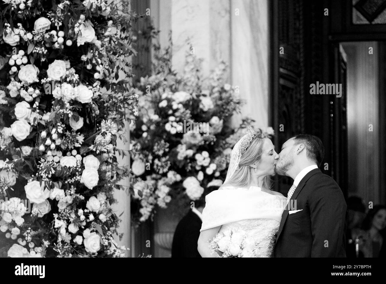 Athènes, Grèce. 28 septembre 2024. La princesse Theodora Glucksburg de Grèce et Matthieu Jeremiah Kumar s'embrassent après leur mariage à la cathédrale métropolitaine d'Athènes, Grèce, le 28 septembre 2024. (Photo de Nikolas Kokovlis/NurPhoto) crédit : NurPhoto SRL/Alamy Live News Banque D'Images