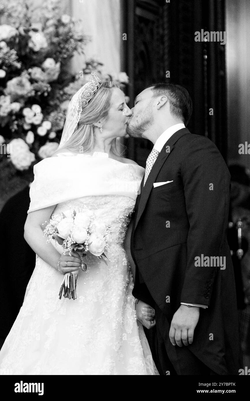 Athènes, Grèce. 28 septembre 2024. La princesse Theodora Glucksburg de Grèce et Matthieu Jeremiah Kumar s'embrassent après leur mariage à la cathédrale métropolitaine d'Athènes, Grèce, le 28 septembre 2024. (Photo de Nikolas Kokovlis/NurPhoto) crédit : NurPhoto SRL/Alamy Live News Banque D'Images
