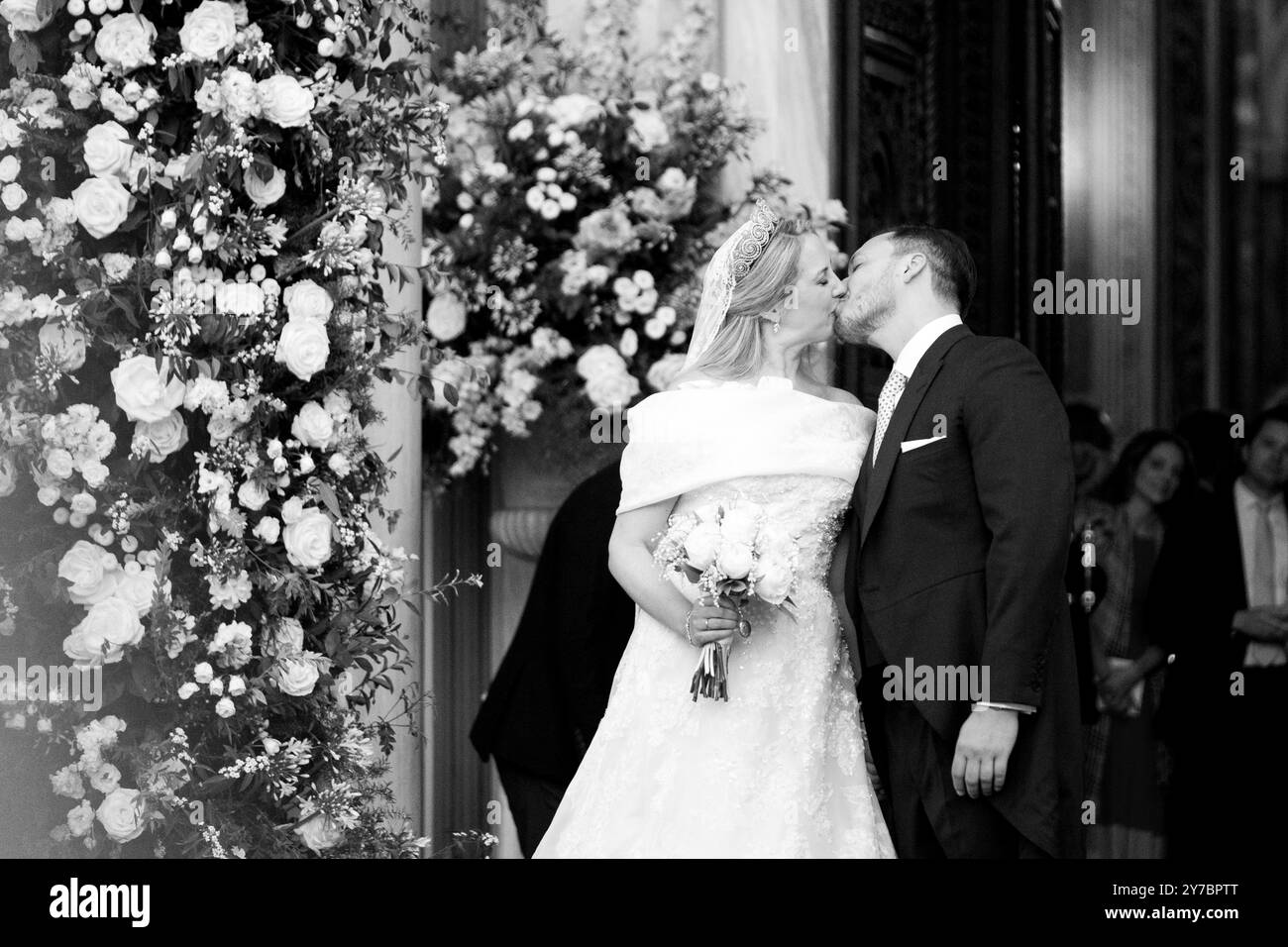 Athènes, Grèce. 28 septembre 2024. La princesse Theodora Glucksburg de Grèce et Matthieu Jeremiah Kumar s'embrassent après leur mariage à la cathédrale métropolitaine d'Athènes, Grèce, le 28 septembre 2024. (Photo de Nikolas Kokovlis/NurPhoto) crédit : NurPhoto SRL/Alamy Live News Banque D'Images
