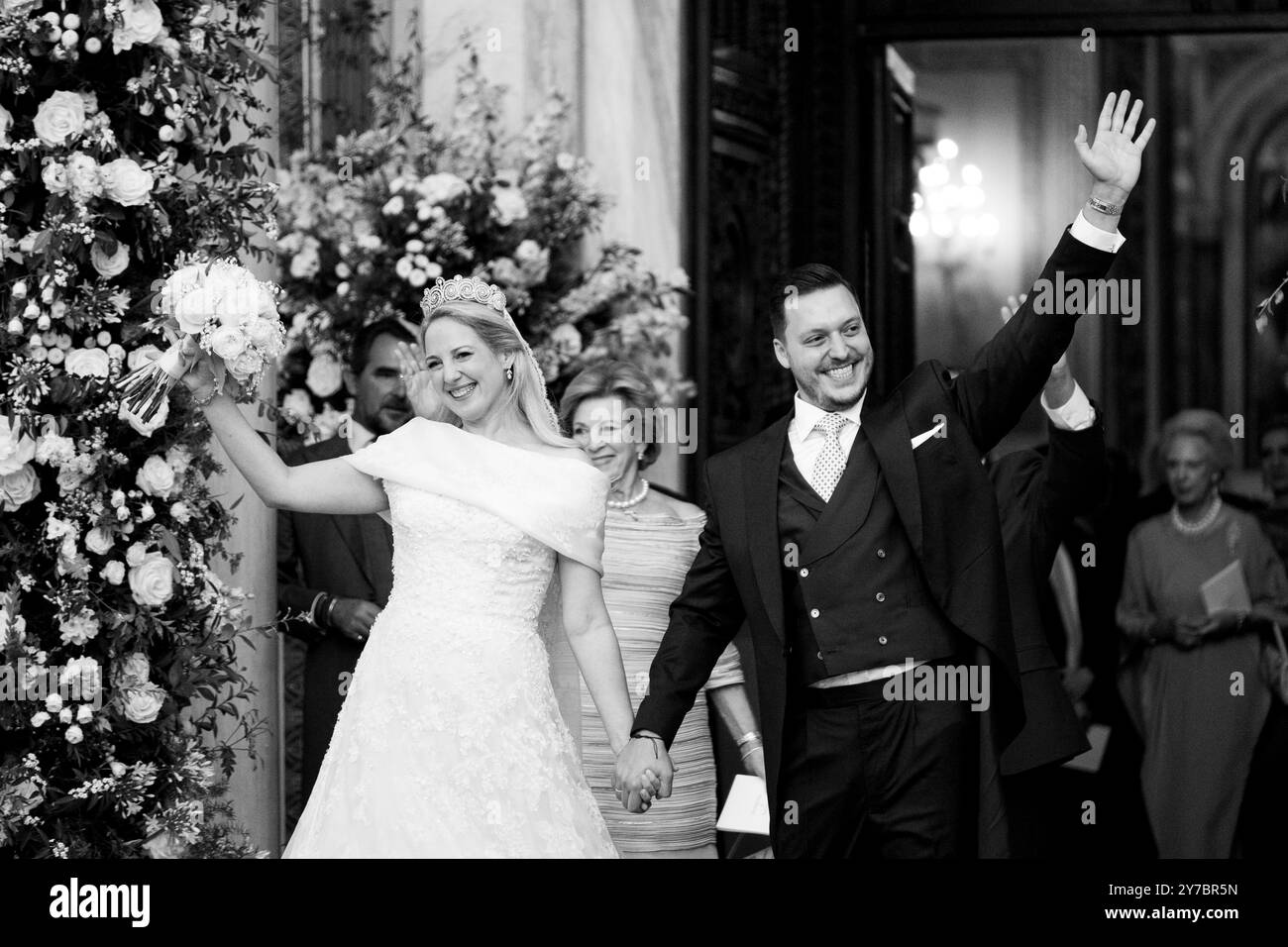 Athènes, Grèce. 28 septembre 2024. La princesse Theodora Glucksburg de Grèce et Matthew Jeremiah Kumar saluent après leur mariage à la cathédrale métropolitaine d'Athènes, Grèce, le 28 septembre 2024. (Photo de Nikolas Kokovlis/NurPhoto)0 crédit : NurPhoto SRL/Alamy Live News Banque D'Images
