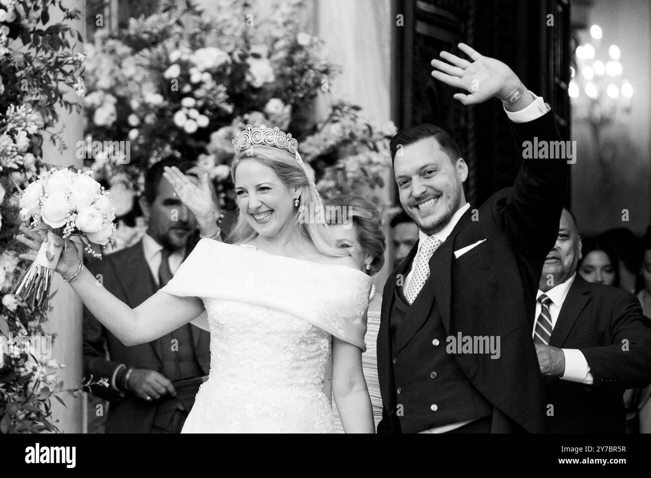 Athènes, Grèce. 28 septembre 2024. La princesse Theodora Glucksburg de Grèce et Matthew Jeremiah Kumar saluent après leur mariage à la cathédrale métropolitaine d'Athènes, Grèce, le 28 septembre 2024. (Photo de Nikolas Kokovlis/NurPhoto)0 crédit : NurPhoto SRL/Alamy Live News Banque D'Images
