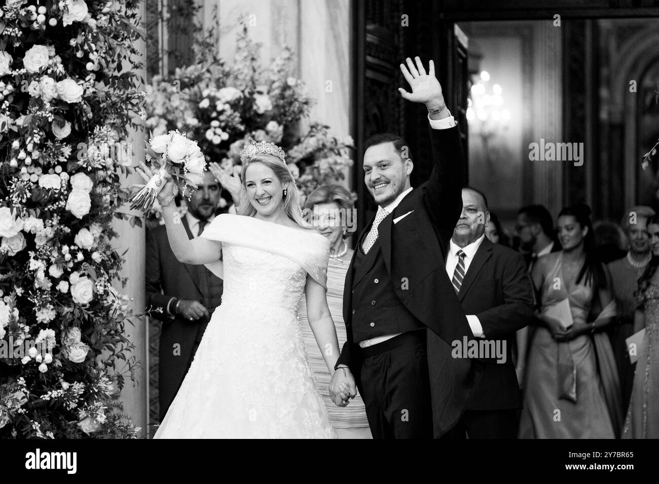 Athènes, Grèce. 28 septembre 2024. La princesse Theodora Glucksburg de Grèce et Matthew Jeremiah Kumar saluent après leur mariage à la cathédrale métropolitaine d'Athènes, Grèce, le 28 septembre 2024. (Photo de Nikolas Kokovlis/NurPhoto)0 crédit : NurPhoto SRL/Alamy Live News Banque D'Images