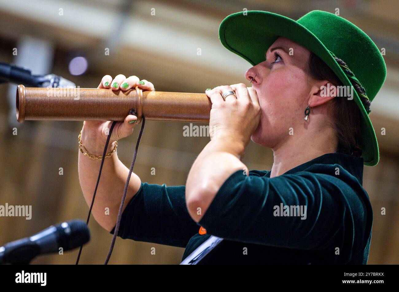 Bollewick, Allemagne. 29 septembre 2024. Henriette Keuffel de Mecklembourg-Poméranie occidentale participe pour la première fois au championnat nord-allemand d'appel de cerfs. Sept hommes et, pour la première fois, une femme participeront à la grange de terrain de Bollewick. Trois sons de cerfs différents doivent être imités lors de la 16e édition du championnat d'appellation de cerfs, les huit participants sont des chasseurs et viennent de cinq états fédéraux différents. Crédit : Jens Büttner/dpa/Alamy Live News Banque D'Images