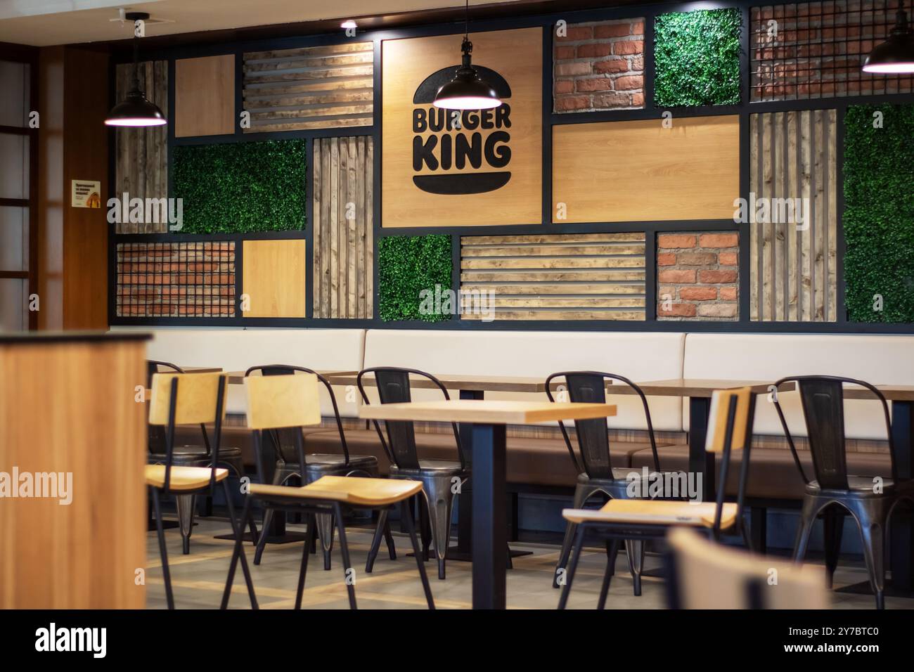 Biélorussie, Minsk - 18 juillet 2024 : un restaurant Burger King qui dispose d'un arrangement de tables et de chaises, conçu pour le confort de la clientèle et s Banque D'Images