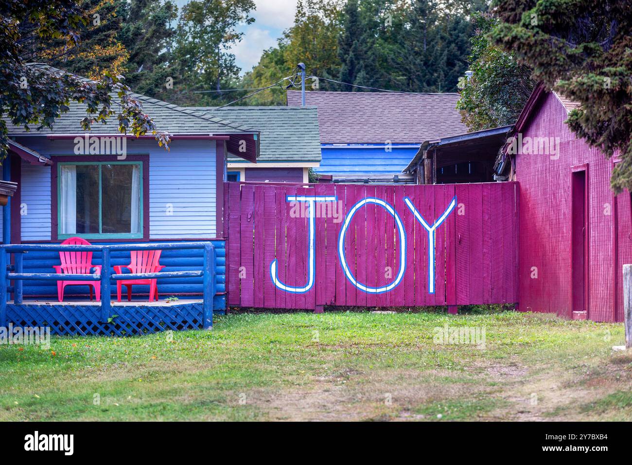 Un signe d'élection présidentielle de 2024 avec un message positif d'un mot - JOIE - à Grand Marias, comté de Cook, Minnesota. Banque D'Images