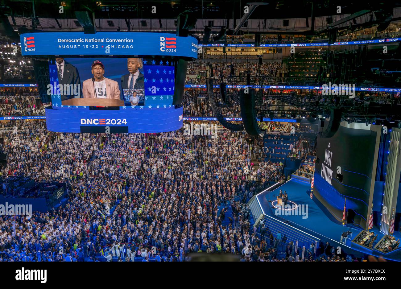 CHICAGO, Ill. – 22 août 2024 : Korey Wise, exonéré des « cinq de Central Park » (au milieu de l’écran), s’adresse à la Convention nationale démocrate de 2024. Banque D'Images