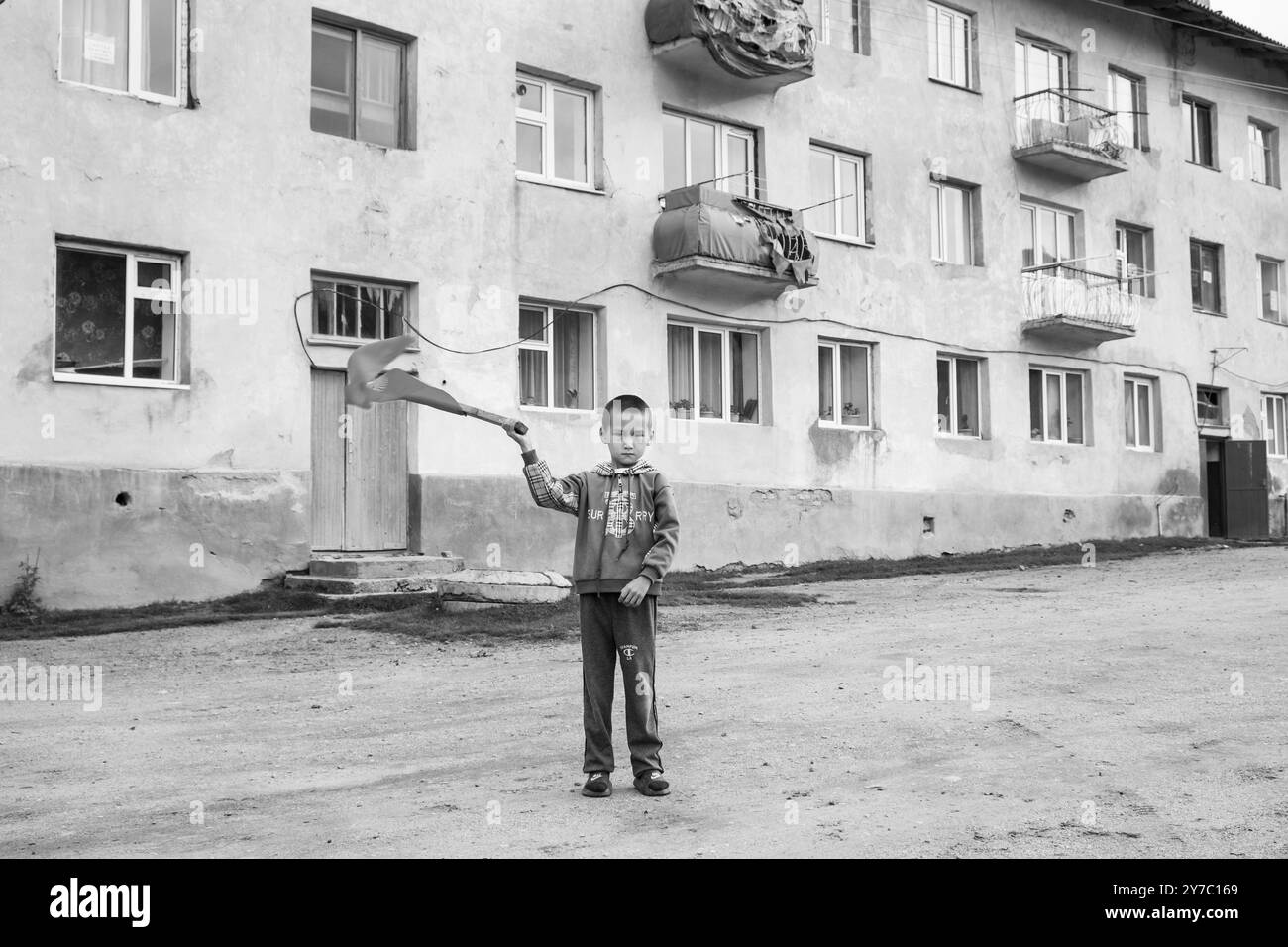 Kirghizistan, village de Djety-Oguz, enfant agitant le drapeau kirghize Banque D'Images